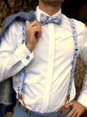 Hellblauer Anzug, Weißes Hemd mit Hosenträger und Fliege zum Selbstbinden mit rosa Blumen und Manschettenknöpfen als Set