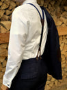 hosenträger in dunkelblau mit echtleder in dunkelbraun auf weißes hemd und blauer anzug
