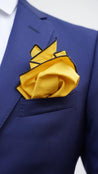 blauer anzug mit einstecktuch in senfgelb gelb