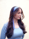 extra langes haarband in blau gestreift rockabilly auf blaues oberteil und dunkles haar